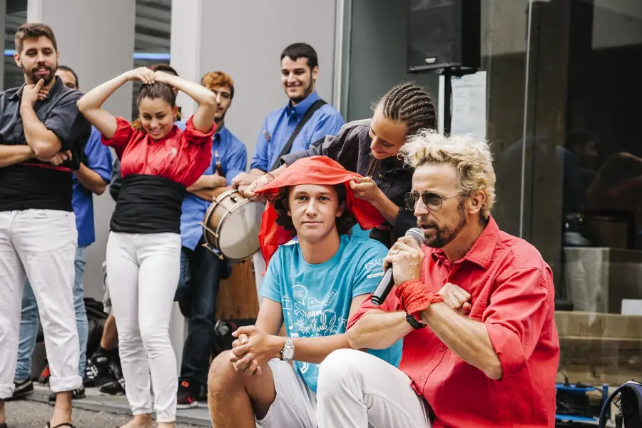 Equipo de empresa aprendiendo a hacer castells en el taller Fent Pinya